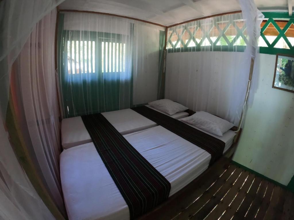 Hoga Island Dive Resort
