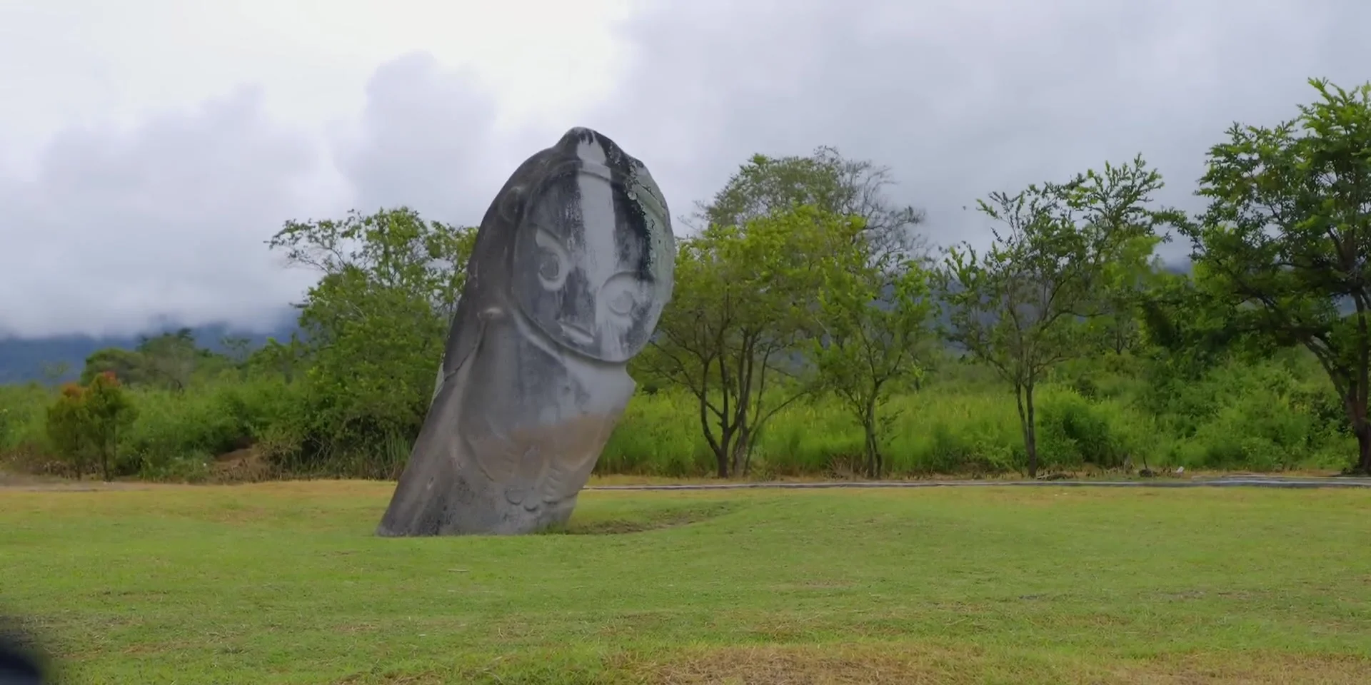 Lore Lindu Wilderness: Megalit Misterius & Satwa Hutan Hujan