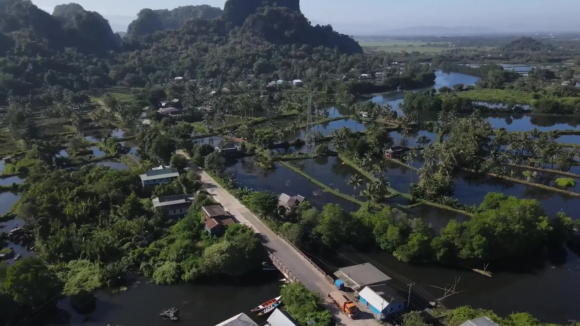 Desa Karst Rammang-Rammang: Wisata Perahu Kayu & Gua Kuno