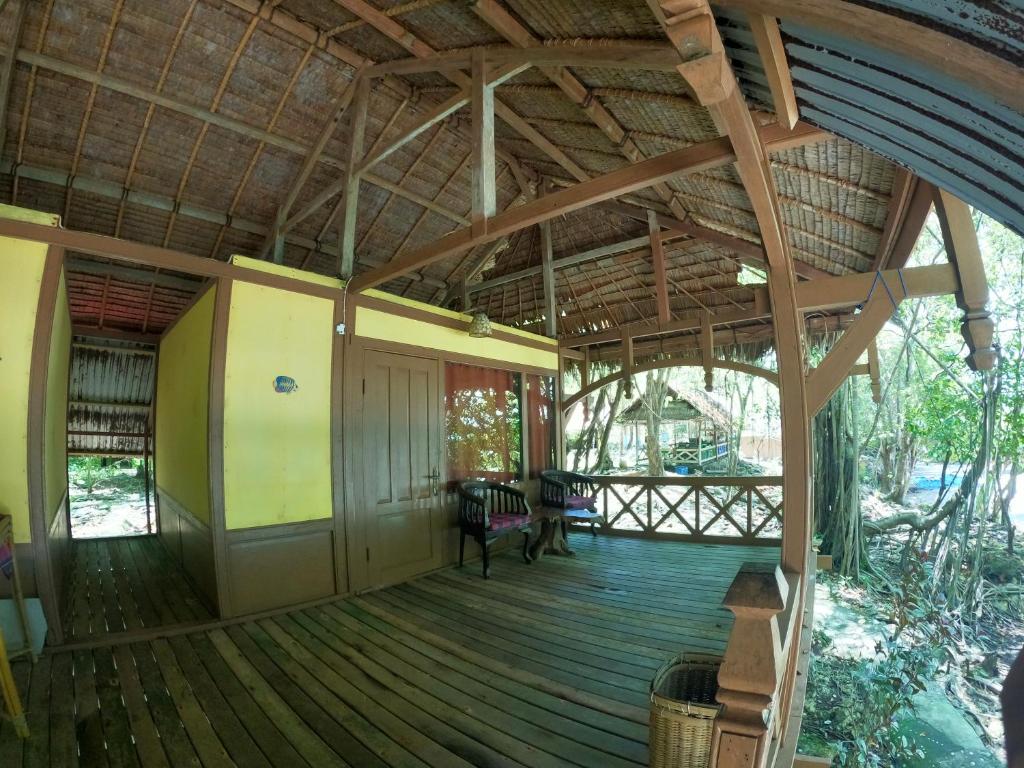 Hoga Island Dive Resort