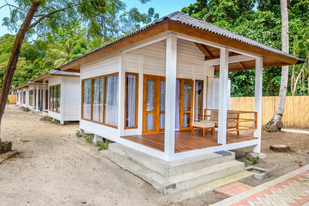 White Sands Beach Resort Lembeh